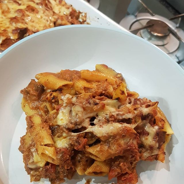 Creamy tomato and vegetable pasta bake